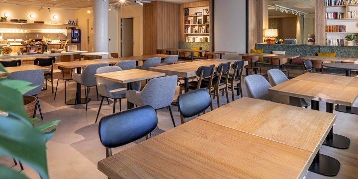 BW Plus Suitcase La D&eacute;fense